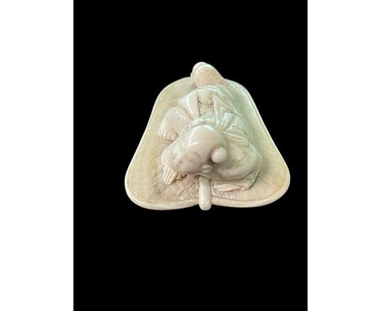 Netsuke in avorio raffigurante personaggio maschile.Giappone.