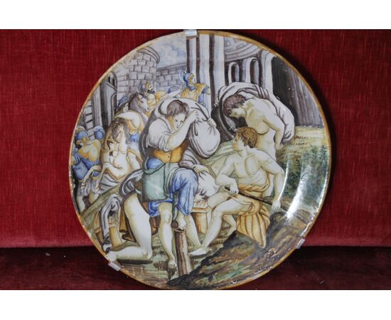 Antico grande piatto maiolica XVIII sec con  vasta scena popolare cm 44 . 