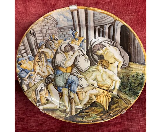 Antico grande piatto maiolica XVIII sec con  vasta scena popolare cm 44 . 