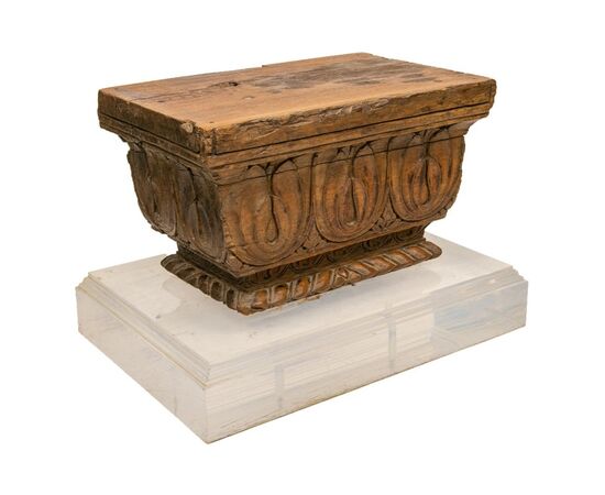 Capitello antico in legno su base plexi - M/173.