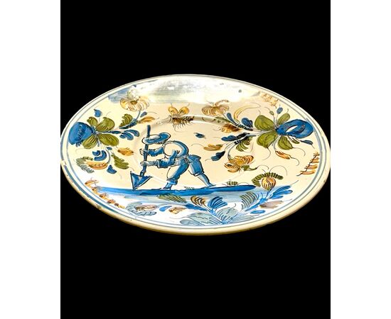 Piatto in maiolica con figura di contadino in ambiente agreste.Pavia.