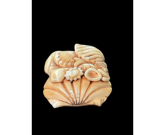 Netsuke in avorio raffigurante gruppo di conchiglie.Giappone.