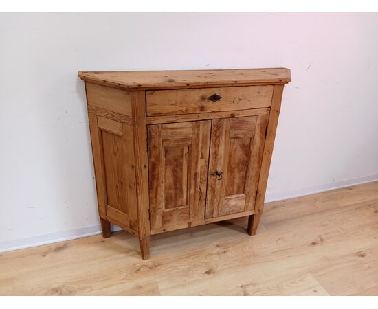 Piccola credenza rustica scantonata in abete e larice - fine 800- credenzina