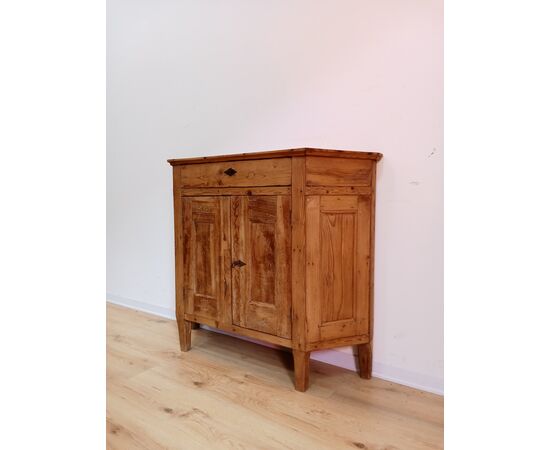 Piccola credenza rustica scantonata in abete e larice - fine 800- credenzina