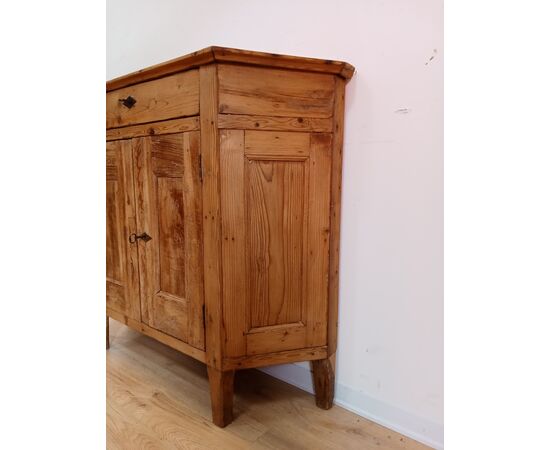 Piccola credenza rustica scantonata in abete e larice - fine 800- credenzina