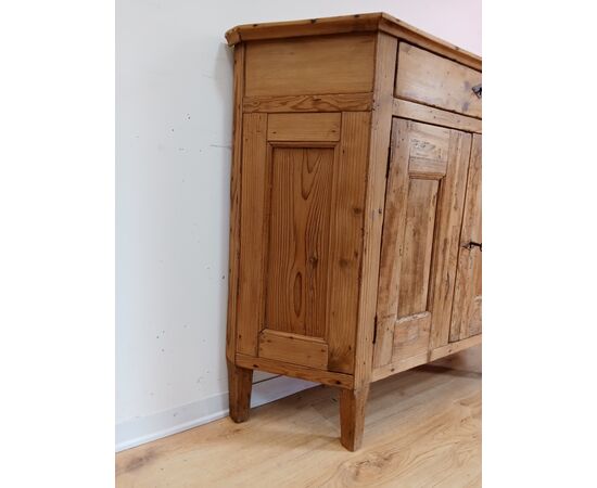 Piccola credenza rustica scantonata in abete e larice - fine 800- credenzina