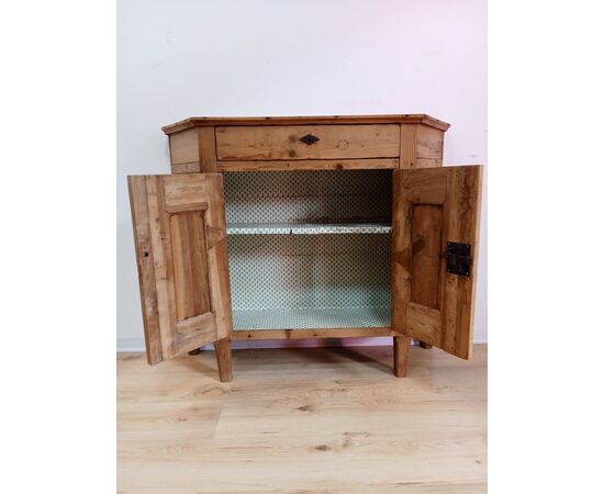 Piccola credenza rustica scantonata in abete e larice - fine 800- credenzina