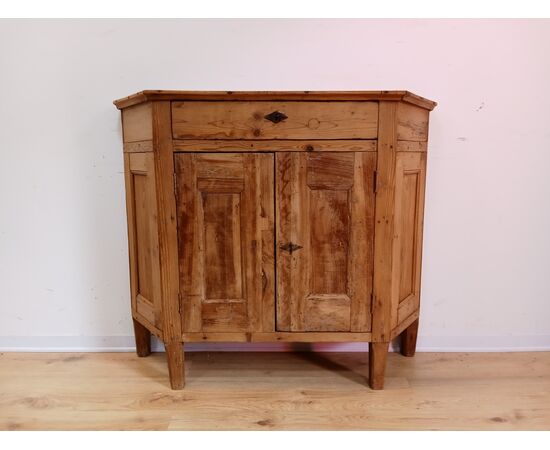 Piccola credenza rustica scantonata in abete e larice - fine 800- credenzina