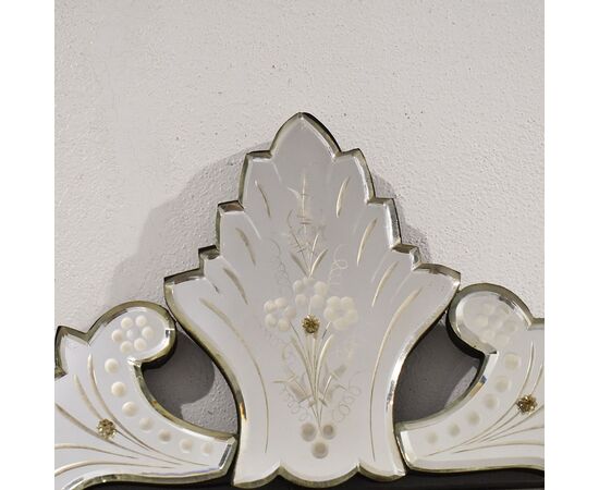 SPECCHIO VENEZIANO VETRO INCISO CON FIORI, EPOCA  PRIMI DEL NOVECENTO. (SPV192)