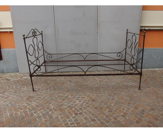 LETTO IN FERRO BATTUTO  A UNA PIAZZA EPOCA 800  cm L93xP195xH96