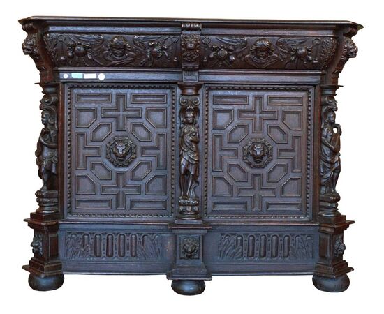 Straordinaria antica credenza del 1600 tedesca in rovere a due ante e un cassetto sottopiano con bambocci