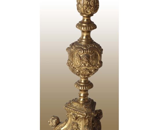 Coppia di lampade candelieri elettrificate francesi del 1800 in bronzo con paralumi in tessuto