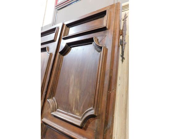  PTS860 - N. 2 porte in legno di noce, misure massime cm L 147 x H 265 x P 4