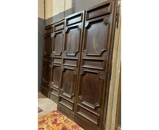  PTS860 - N. 2 porte in legno di noce, misure massime cm L 147 x H 265 x P 4