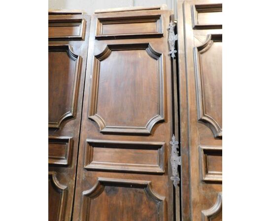  PTS860 - N. 2 porte in legno di noce, misure massime cm L 147 x H 265 x P 4