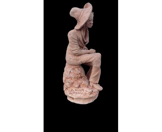 Scultura in terracotta raffigurante un personaggio maschile con cappello.Firma Lillo Nicotra.Caltagirone 1976.