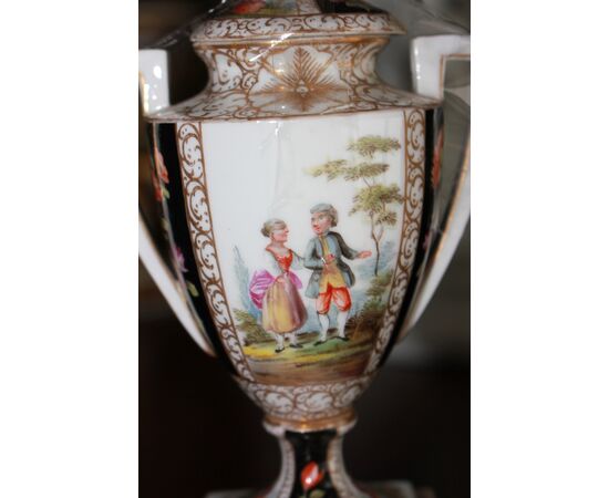 Piccolo Vaso in Porcellana Manifattura Vienna del 1800 Con Decori Floreali