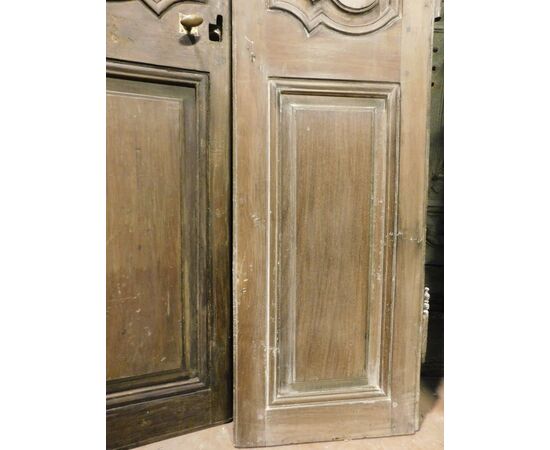  PTS861 - N. 7 porte in legno di noce, misure massime cm L 100 x H 206