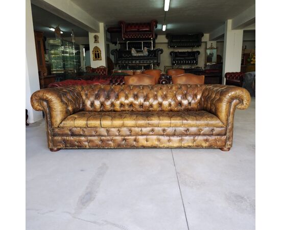 Antico divano 4 posti chesterfield club inglese originale in cuoio cognac del XX secolo 