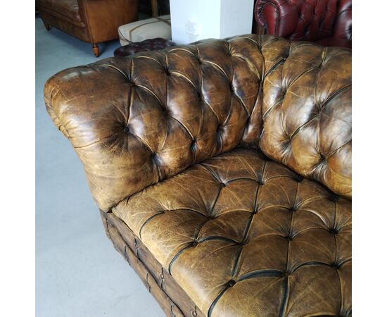 Antico divano 4 posti chesterfield club inglese originale in cuoio cognac del XX secolo 