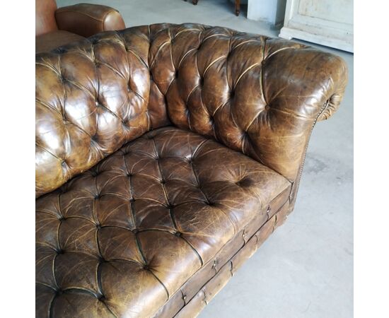 Antico divano 4 posti chesterfield club inglese originale in cuoio cognac del XX secolo 