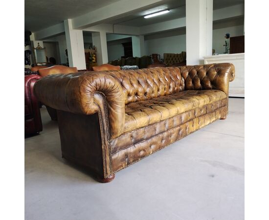 Antico divano 4 posti chesterfield club inglese originale in cuoio cognac del XX secolo 