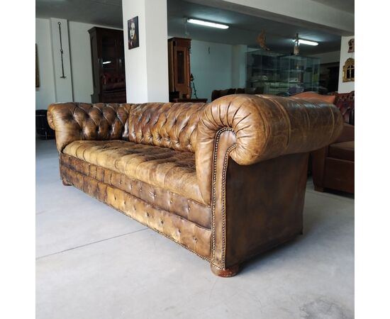 Antico divano 4 posti chesterfield club inglese originale in cuoio cognac del XX secolo 