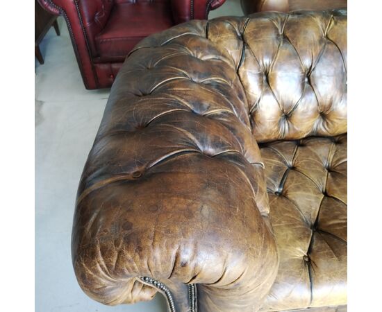 Antico divano 4 posti chesterfield club inglese originale in cuoio cognac del XX secolo 