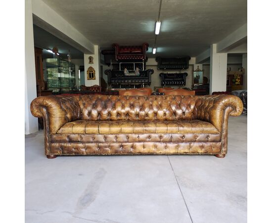 Antico divano 4 posti chesterfield club inglese originale in cuoio cognac del XX secolo 