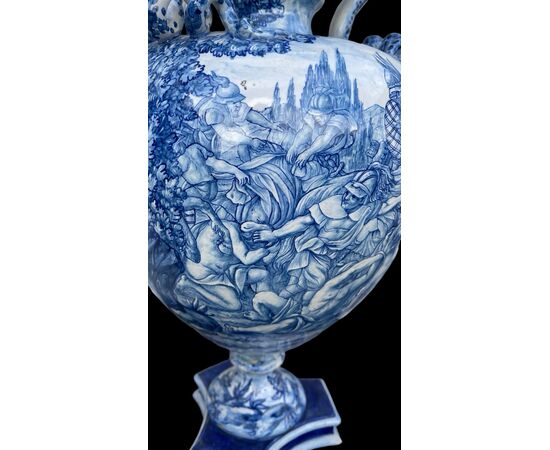 Vaso in maiolica in monocromia turchina con scena istoriata di battaglia.Manifattura Fantechi.Signa.