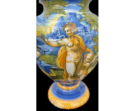 Versatoio in maiolica a decoro istoriato urbinate.