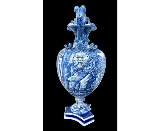 Vaso in maiolica in monocromia turchina con scena istoriata di battaglia.Manifattura Fantechi.Signa.