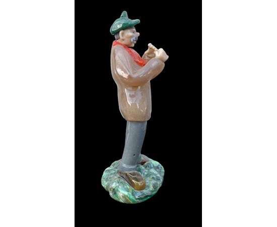 Scultura in vetro pesante raffigurante personaggio maschile con cappello.Boemia.