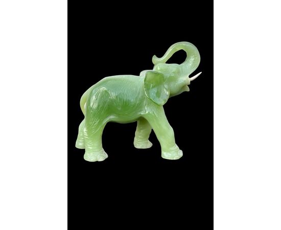 Elefante in pasta di vetro verde.