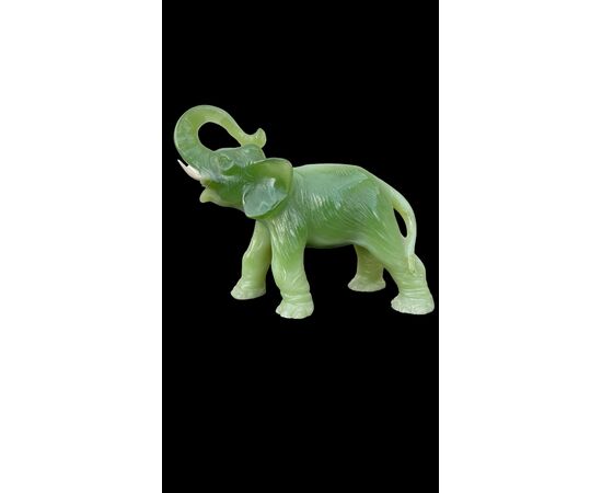 Elefante in pasta di vetro verde.