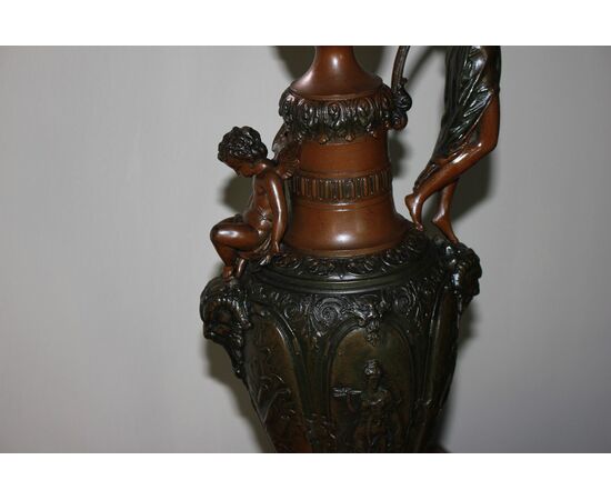 Vaso ad Anfora Francese in metallo del 1800 con Figure