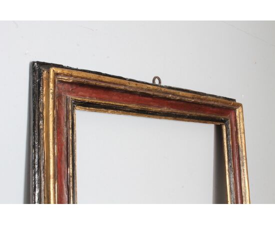 Antica cornice dipinta epoca XVII in legno scolpito e laccato. Esterno 91,50 x 79 . Interno 75,7 x 63,30