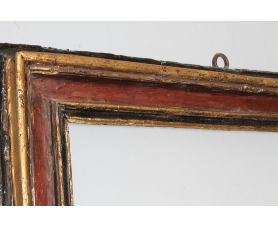 Antica cornice dipinta epoca XVII in legno scolpito e laccato. Esterno 91,50 x 79 . Interno 75,7 x 63,30