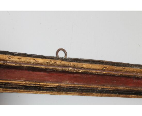 Antica cornice dipinta epoca XVII in legno scolpito e laccato. Esterno 91,50 x 79 . Interno 75,7 x 63,30