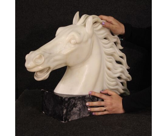 Scultura in marmo bianco testa di cavallo del XX secolo