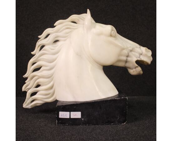 Scultura in marmo bianco testa di cavallo del XX secolo