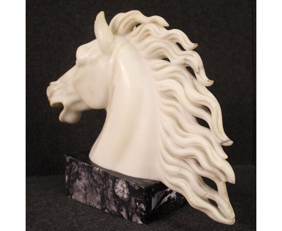 Scultura in marmo bianco testa di cavallo del XX secolo