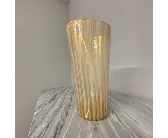 Straordinario vaso in vetro Lattimo oro Barovier e Toso Murano 1970 . Altezza cm 36 . Perfette condizioni 