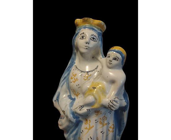 Madonna col Bambino in ceramica policroma Francia XVIII secolo 