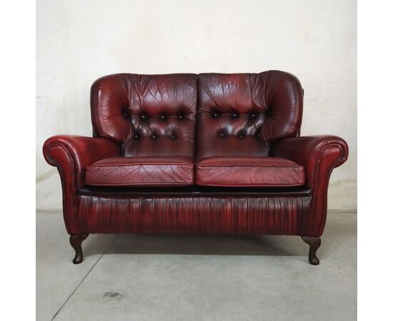 Divano 2 posti chesterfield con schienale alto inglese originale vintage in pelle rosso bordeaux anticato 