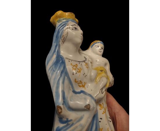 Madonna col Bambino in ceramica policroma Francia XVIII secolo 