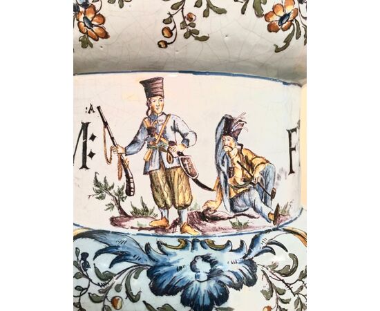 Grande albarello mostardiera in maiolica decorata con due soldati e motivi rocaille e floreali stilizzati.Manifattura Marinoni,Angarano.