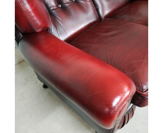 Divano 2 posti chesterfield con schienale alto inglese originale vintage in pelle rosso bordeaux anticato 