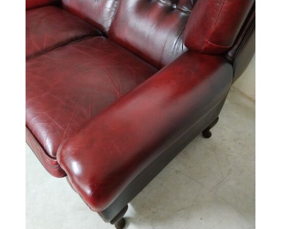 Divano 2 posti chesterfield con schienale alto inglese originale vintage in pelle rosso bordeaux anticato 