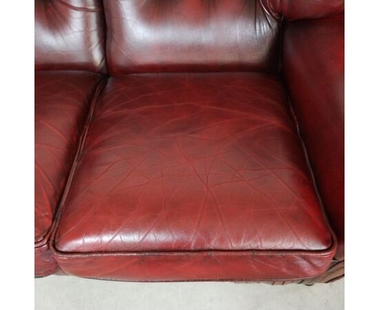 Divano 2 posti chesterfield con schienale alto inglese originale vintage in pelle rosso bordeaux anticato 